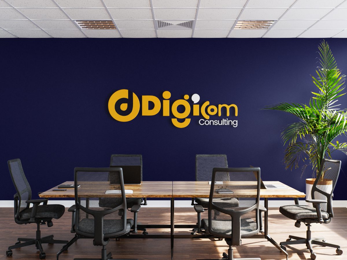 Les bureaux de DigiCom Consulting à Libreville, logo de l'entreprise sur le mur de la salle de réunion.